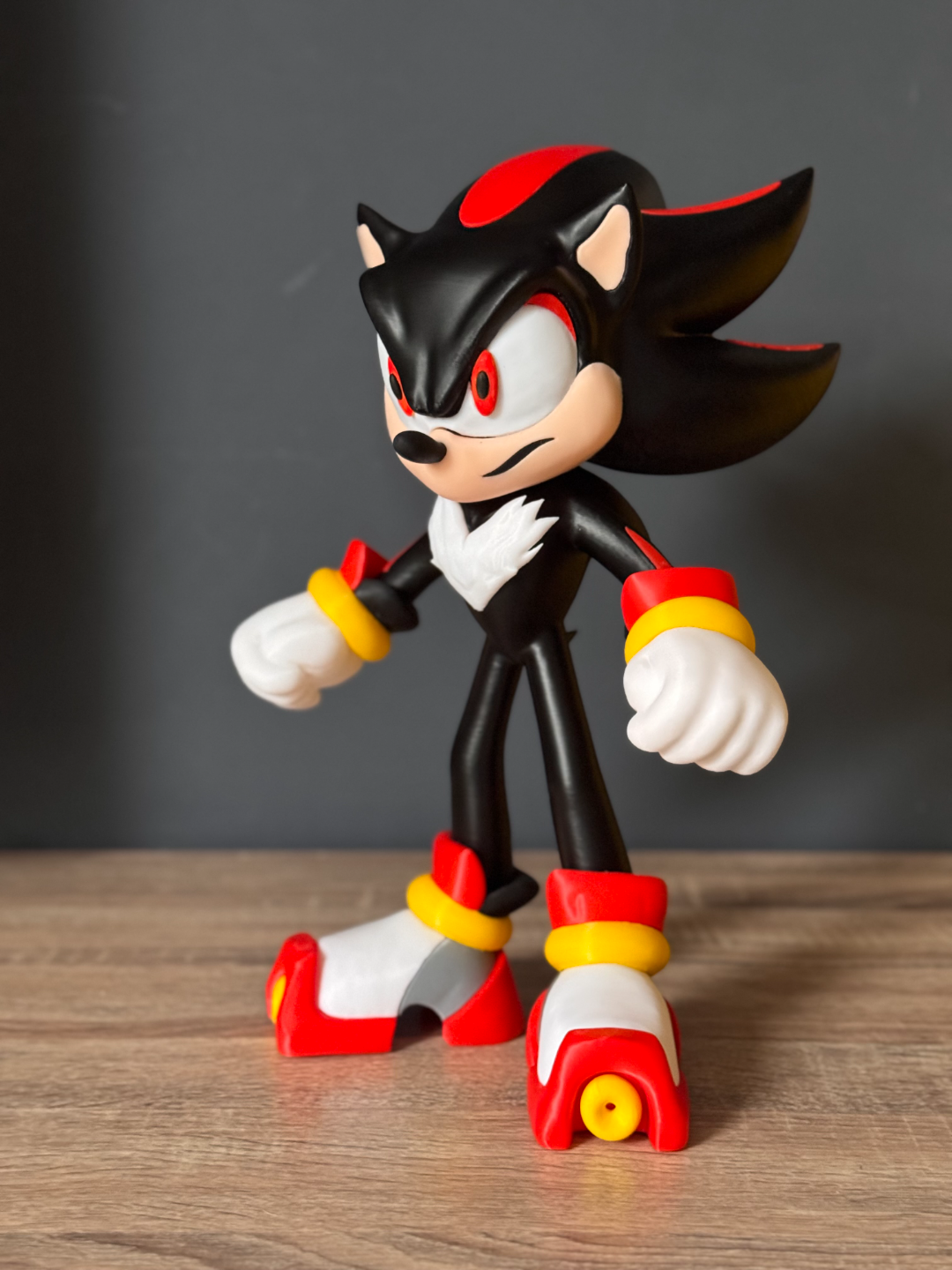 Sonic Dünyasının Karanlık Kahramanı: Shadow XL Koleksiyon Figürü (37 cm)