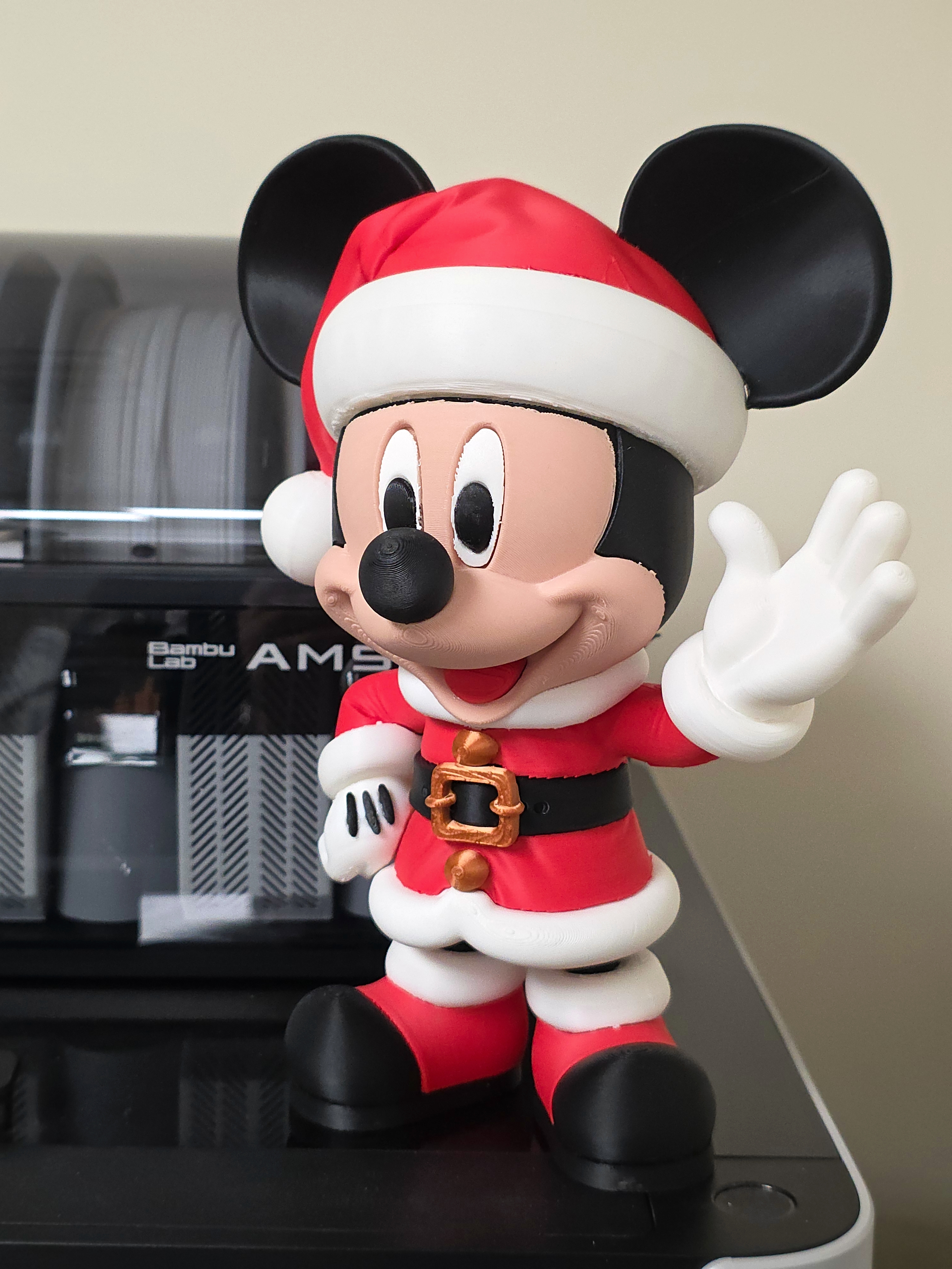 Noel Baba Kostümlü Mickey Mouse Figür - 24cm Premium Dekoratif Obje