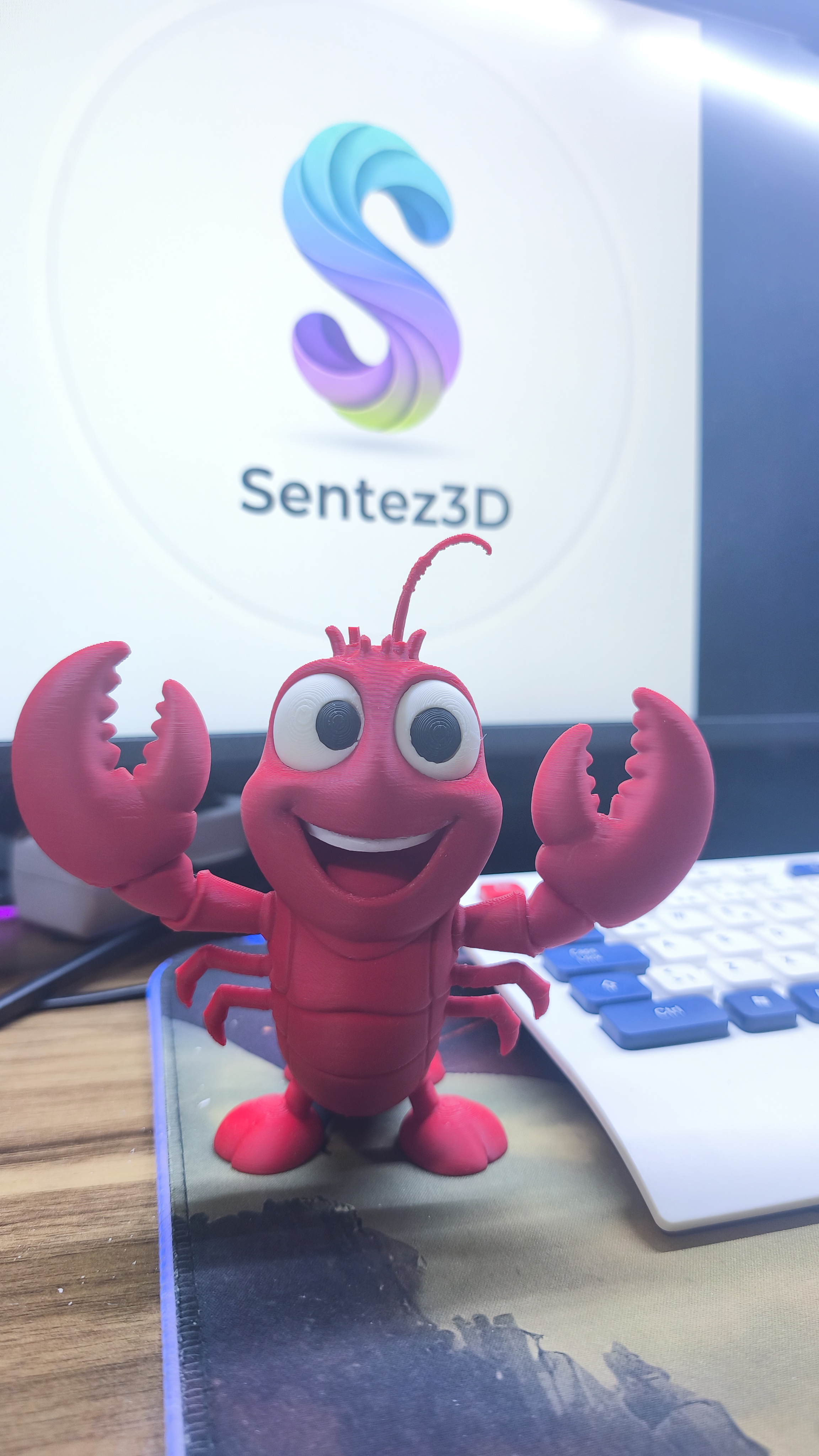 Sentez3D Özel: Sevimli Yengeç Sebastian Masaüstü Biblo (15 cm) küçük görsel
