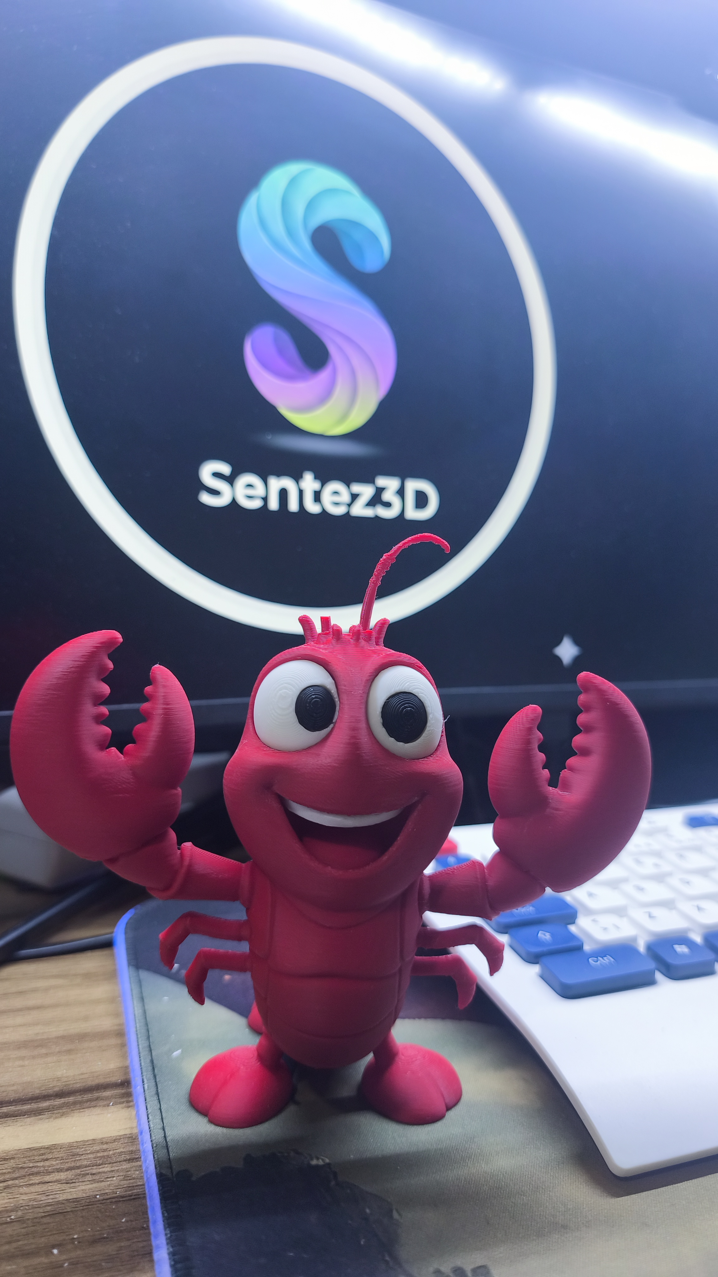 Sentez3D Özel: Sevimli Yengeç Sebastian Masaüstü Biblo (15 cm)
