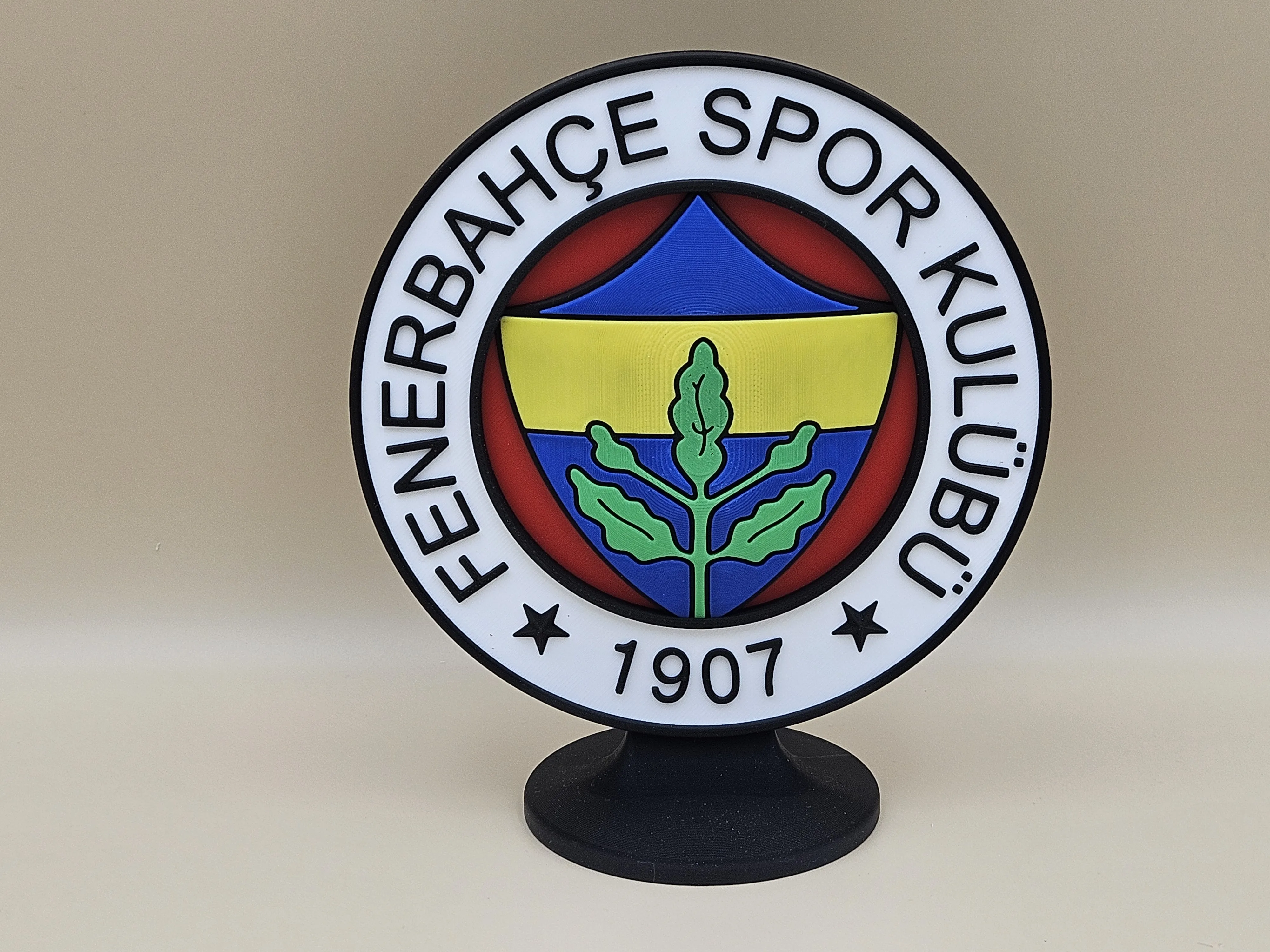Sentez3D Özel: Stantlı Fenerbahçe Arması Dekoratif Masaüstü Aksesuarı